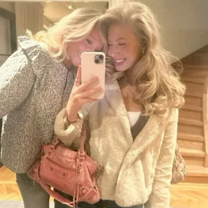 Såå mysig jacka - Mysig beige pälsjacka med bred krage och lång ärm. Så himla snygg och passar perfekt nu till hösten💗💗