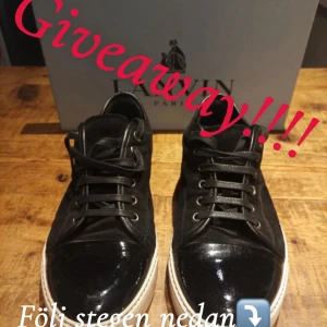 Svarta sneakers från Lanvin - 1. Följ luxerietresell på Plick.       2. Följ mig.       3. Likes denna annons 4. Skriv klar✅när du gjort allt.         Slut när båda Plick kontona har 60 följare.         Mer chans att vinna om man köper ett av våra plagg