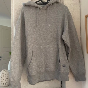 Grå hoodie från Jack & Jones - Grå hoodie från Jack & Jones i storlek S😊