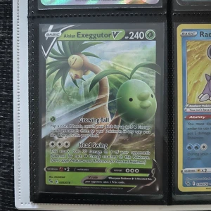 Alolan Exeggutor V - Coolt Pokémonkort med Alolan Exeggutor V! Perfekt för samlare och fans av Pokémon. Kortet har snygg design och är en grym boost till din samling eller lek. HP 240 och unika attacker gör det till ett måste för alla Pokémon-entusiaster.