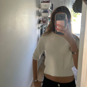 Vit tröja från zara - Säljer denna jätte söta tröjan från Zara eftersom den ej kommer till användning längre, pris kan diskuteras 💗