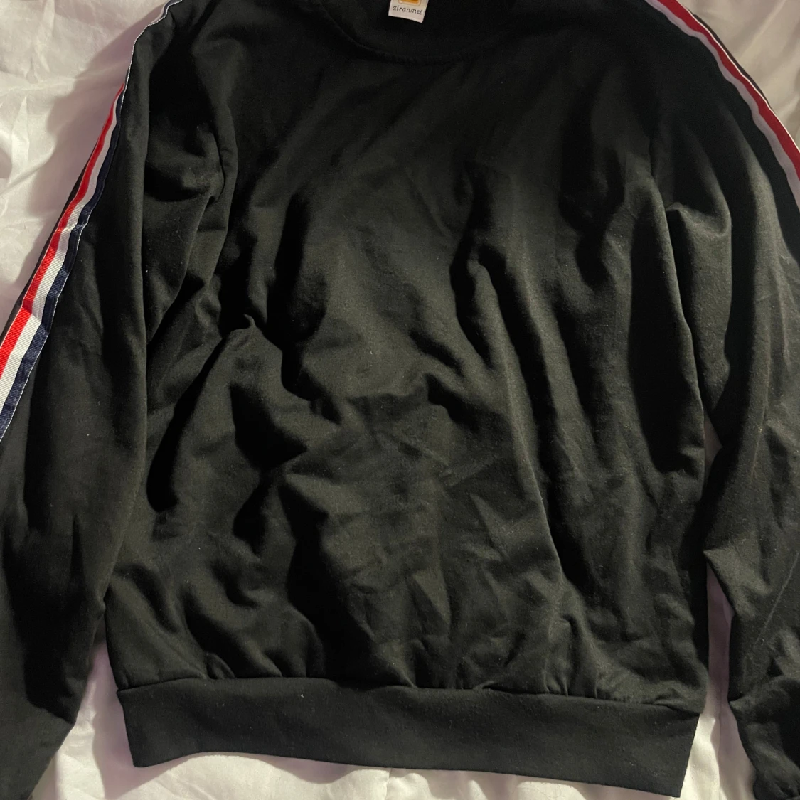 Svart sweatshirt med ränder från Liranmei