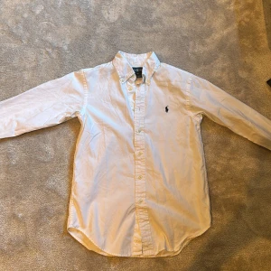 Vit ralph lauren skjorta - Jätte bra skick. Nypris 1100.        Storlek 12 år