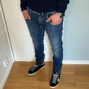 Blå Replay jeans herr - Replay jeans | skick 9/10 | storlek 31-30 | pris - 599kr | Modellen är ca 178 cm lång | Här av dig vid minsta fråga eller fundering!!