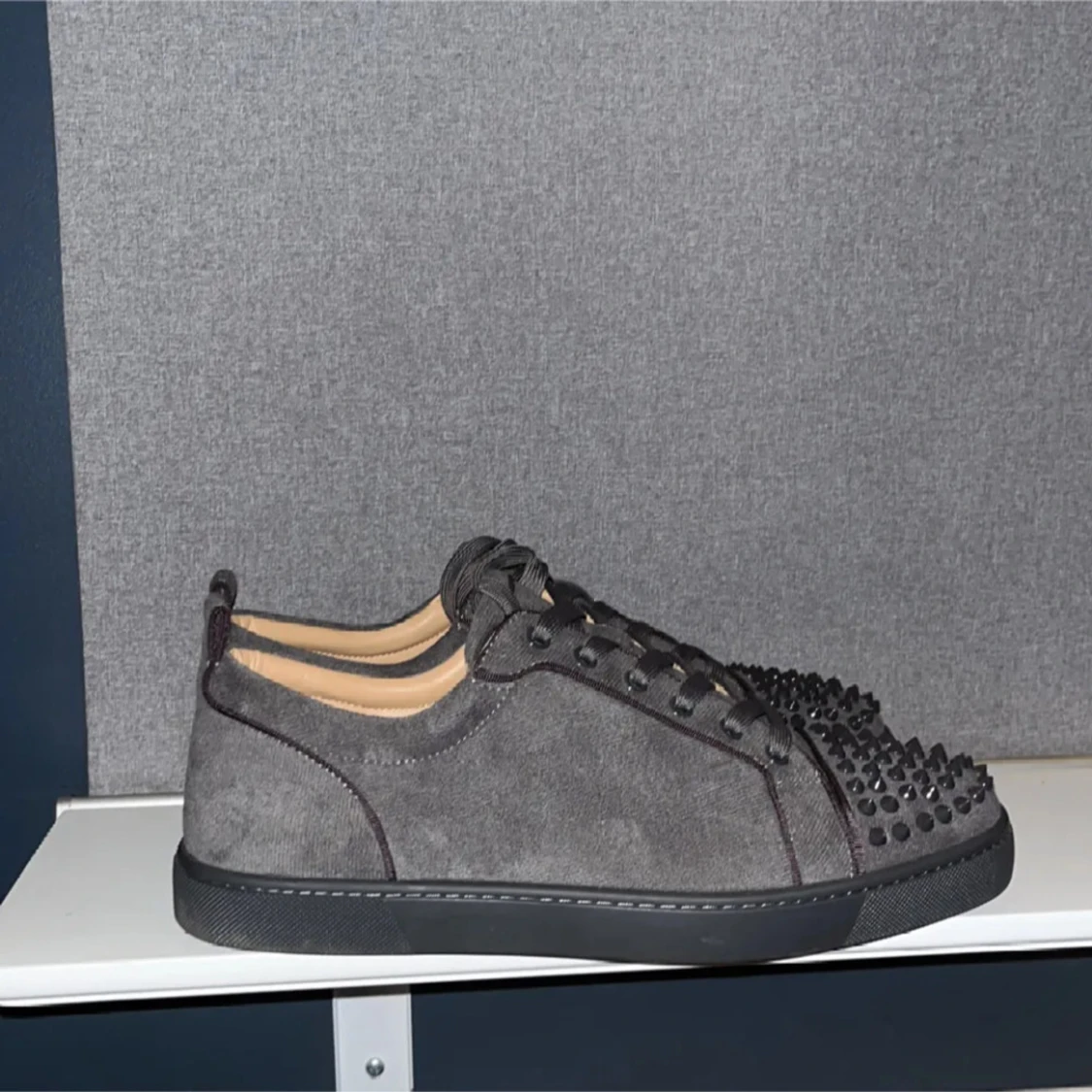 Grå mockasneakers med nitar - 2