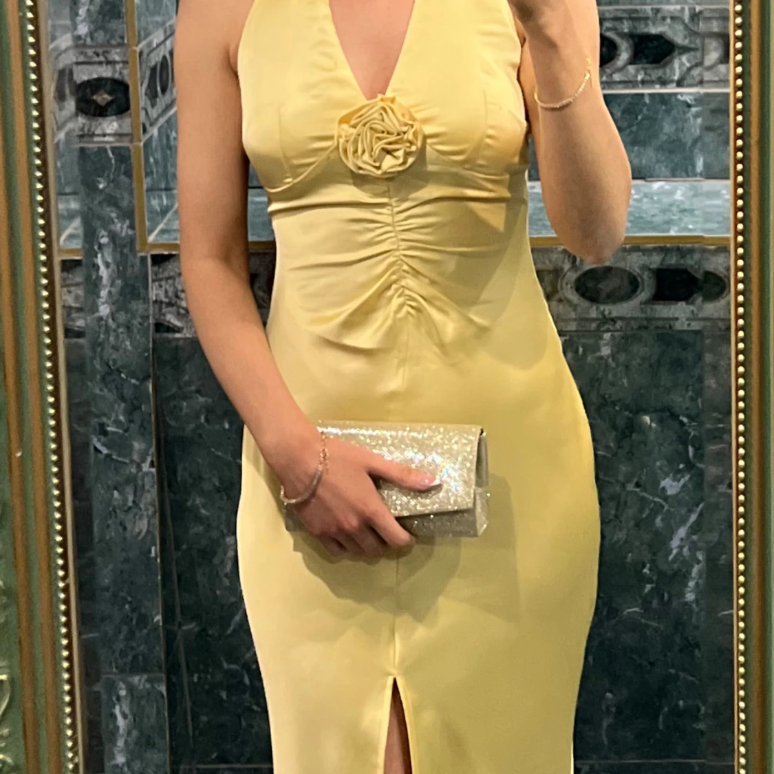 Ljusgul långklänning i satin - 2