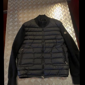 Moncler cardigan  - Säljer nu min cardigan som är i super bra skick och inga skador på. Den är i storlek M, det är bara att höra av er om frågor. Priset är fast!!!