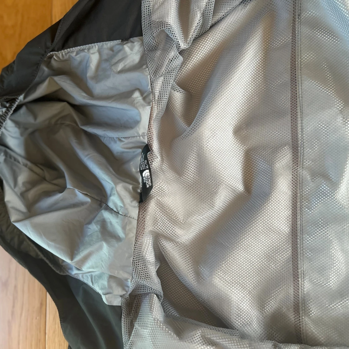 Svart/grå vindjacka från The North Face - 2