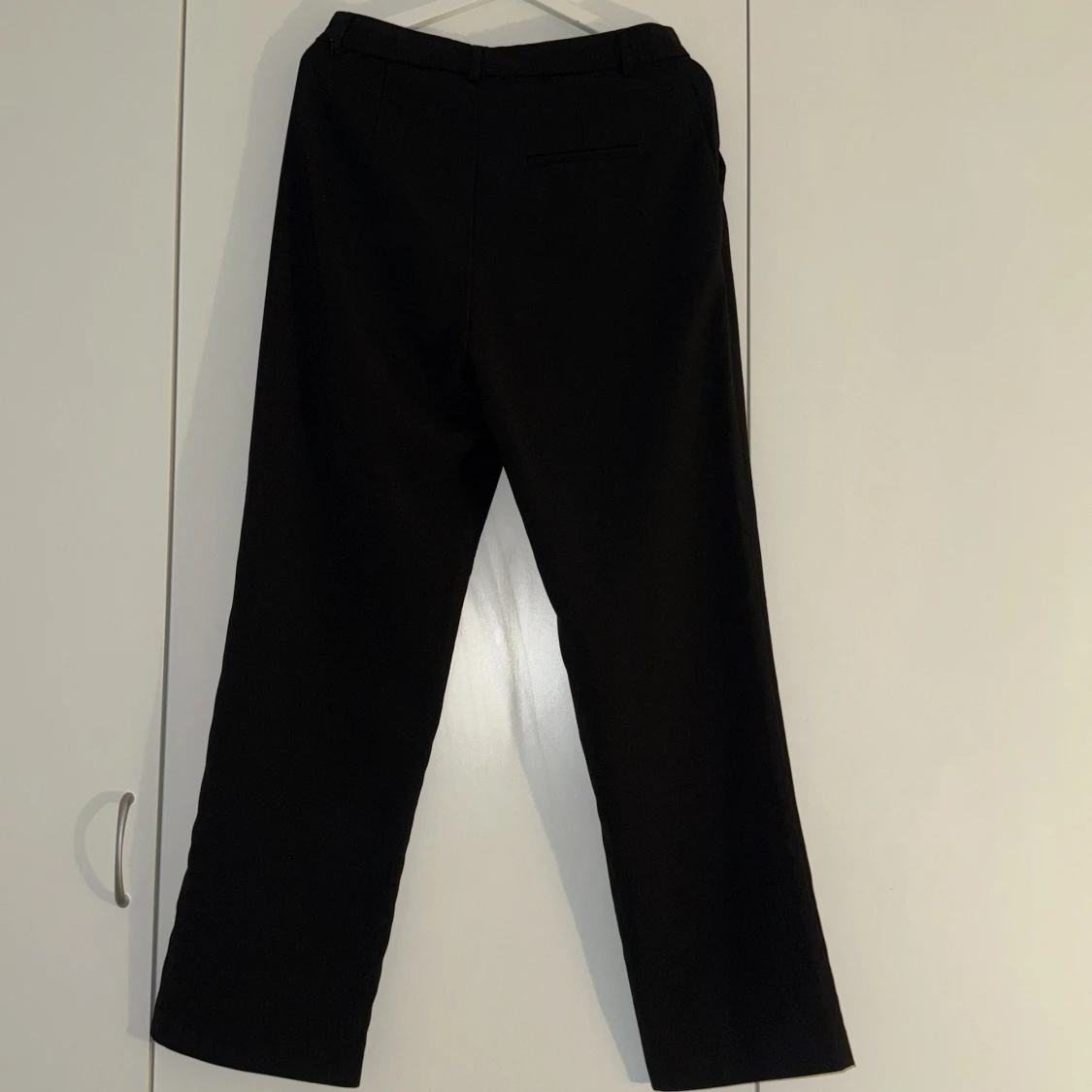 Svarta kostymbyxor med raka ben - 1