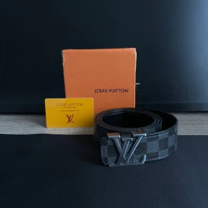 Rutigt Bälte - Svart rutigt bälte med silver buckle. Längd 110cm. Hyfsat använd men ändå i god skick, kommer samt med orginall förpackning, box & kort. Skriv gärna på med prisförslag eller om det är funderingar! 💯