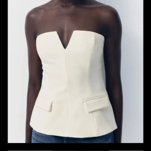Vit axelbandslös tubtopp med v-ringning - Älskar toppen men säljer för att den är för liten vid bysten för mig. Populär och slutsåld på Zaras hemsida🤍🫶🏼