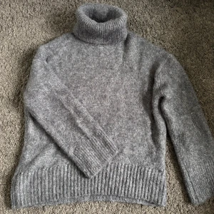 Polotröja HM alpacka blandning  - Superfin stickad polotröja i alpacka blandning från HM i xs som är mörkblå/mörkgrå. Sparsamt använd i mycket bra skick🥰