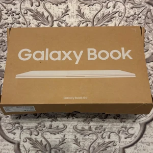 Samsung Galaxy Book Go - Samsung Galaxy Book Go laptop i mycket fint skick, levereras komplett i originalkartong med tillbehör. Tunn och lätt design, perfekt för studier eller arbete. Inga synliga repor eller skador. Startklar och redo att användas direkt.  De är en rep på toppen men vid djup inspektion. Köpte den för studier men använde bara för 3-4 månader. Har bara haft den vid sidan och vill sälja den. Kom vid pris så kan vi diskutera! 