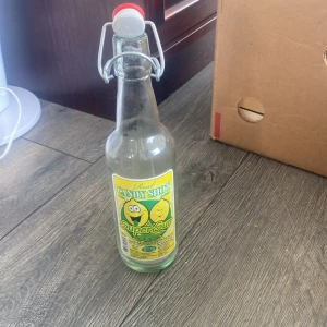 Glasflaska - Fin glasflaska med bra kork