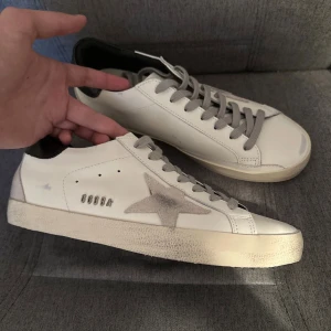 Golden Goose Superstar sneakers vit/grå (fraktar samma dag) - Säljer ett par tvär feta golden goose, i nyskick, använd endast en gång, säljer då storlek inte passade. Box och dustbag medföljs! Fraktar även samma dag!