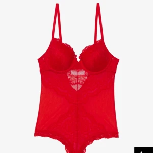 Spets body  - Super fin body från anna field i strl S. Perfekt till halloween eller fest 