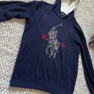 Sällsynt  hoodie från Polo Ralph Lauren🤩🙌 - Marinblå hoodie från Polo Ralph Lauren som passar storlek S🤩🙌