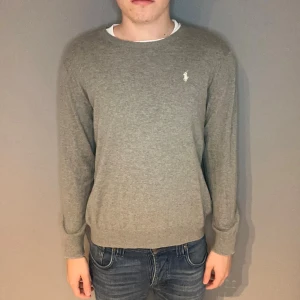 Polo Ralph lauren tröja  - Polo Ralph lauren tröja | storlek s | skick 9,5/10 | fraktar via valfrit ombud på köparens bekostnad | hör av dig vid funderingar (lappen lite lös i nacken)
