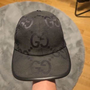 Svart Gucci jumbo keps - Svart Gucci keps jumbo storlek S jätte bra skick och en väldigt populär keps