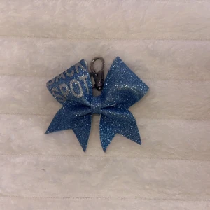 Glittriga cheer bows med nyckelring - Säljer flera snygga cheer bows med nyckelring, (den vita är utan) pris kan diskuteras men Säljer 1 liten för 60kr köpte för runt 200 styck 