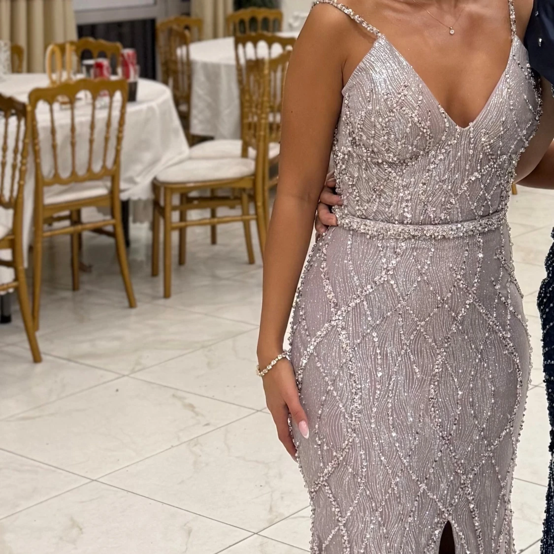 Glittrig långklänning med pärldetaljer - 2