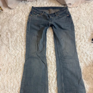 Weekday jeans - Jättelåga jeans från weekday som har blivit för små för mig. De är uppsprättade längst ner. Inga defekter och fint skick💕. 