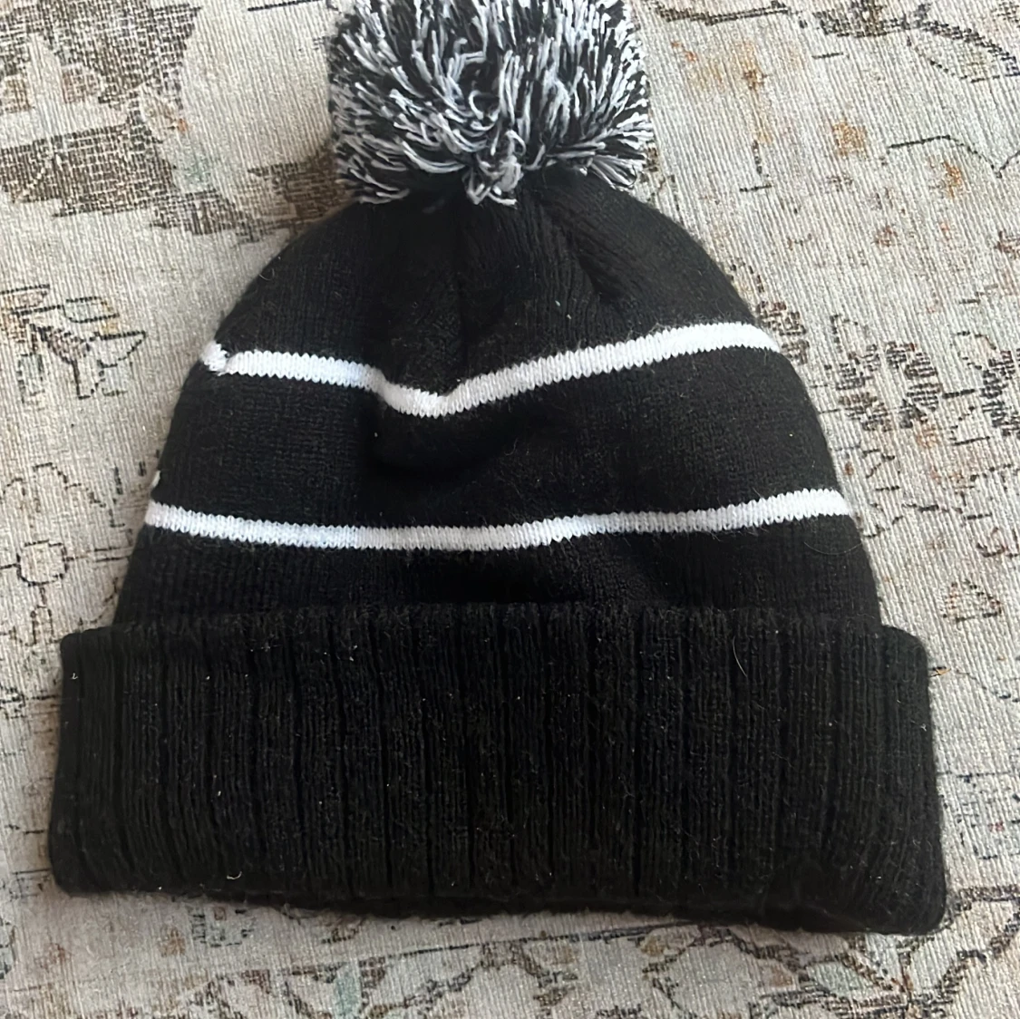 Svart och vit mössa med tofs från All Cap 1 - 1