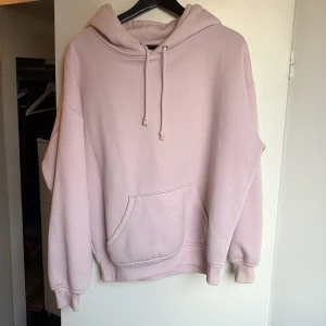 Ljusrosa oversized hoodie - Strl S men passar även en strl M. Pris kan diskuteras!
