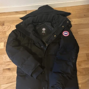 Canda goose jacka - Jag säljer en canada goose i storlek L. Den har små skador(det går att fixa). Den är jätte fin och bra skick