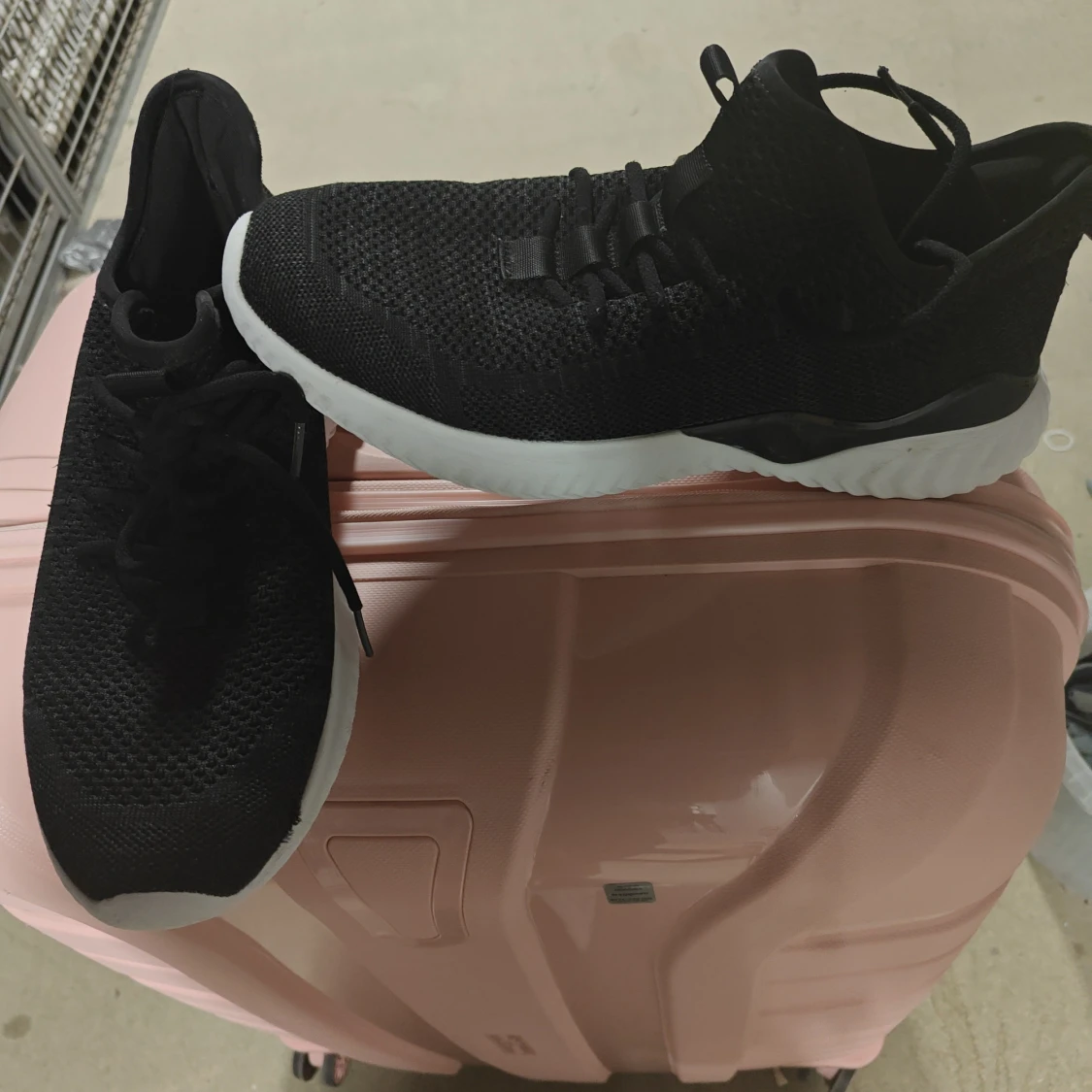 Svarta sneakers från Vty strl 45 - 4