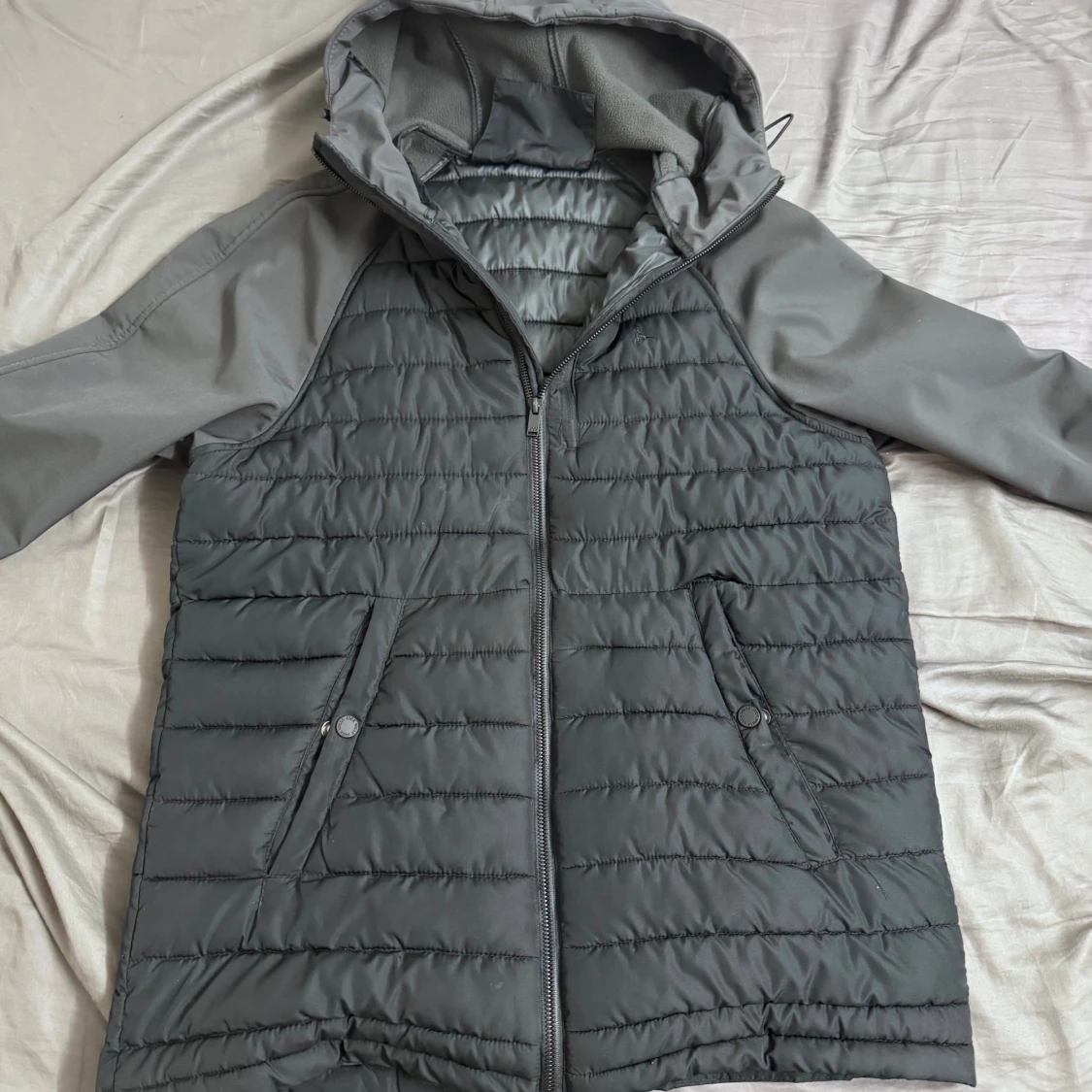 Grå quiltad jacka från Jack Wills - 1