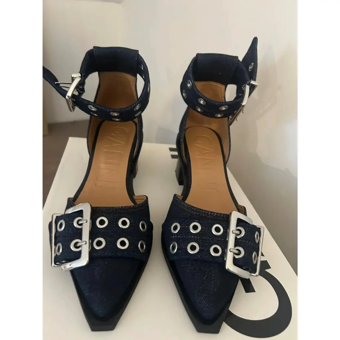 Ganni pumps med stora spännen - 3