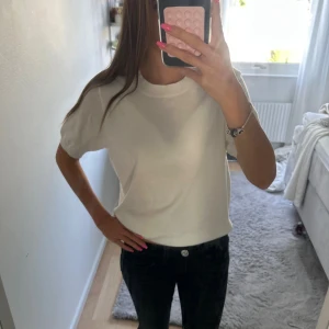 Vit t-shirt från Lindex i bomull - Enkel och fräsch vit t-shirt från Lindex i storlek S. Klassisk rund halsringning och korta ärmar. Perfekt basic-plagg att matcha med allt. Tillverkad i mjuk bomull för en skön känsla hela dagen. Priset kan diskuteras 💗