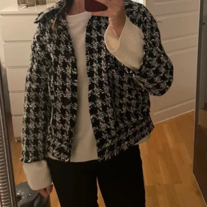 Svartvit strukturvävdjacka - Svartvit strukturvävd jacka i storlek S, aldrig använd! Perfekt till våren. 