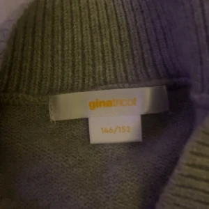 Jätte fin kofta aldrig använt  - Jätte fin grå kofta den e ganska tunn och fin aldrig använt den är som ett V i halsen storleken spelar ingen roll för att den e ganska mjuk och går och töja ut lite 