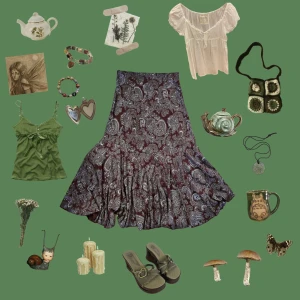 Brun paisleymönstrad långkjol - Supersnygg brun långkjol med paisleymönster i vitt och grått. Kjolen har en volang nedtill som ger extra flow och bohemisk vibe. Materialet känns som mjuk bomull eller polyester, perfekt för dig som gillar att sticka ut med mönster och sköna plagg.