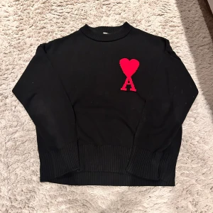 Ami paris sweatshirt  - Köpte en storlek för stor så jag väljer att sälja den, skriv till mig innan ni köper