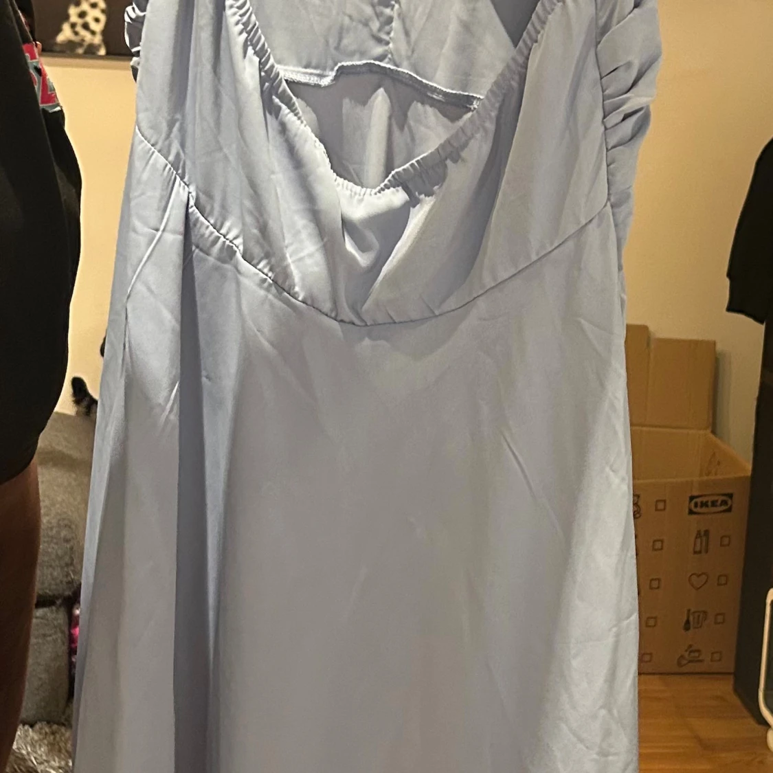 Blå klänning med öppen rugg  - 3