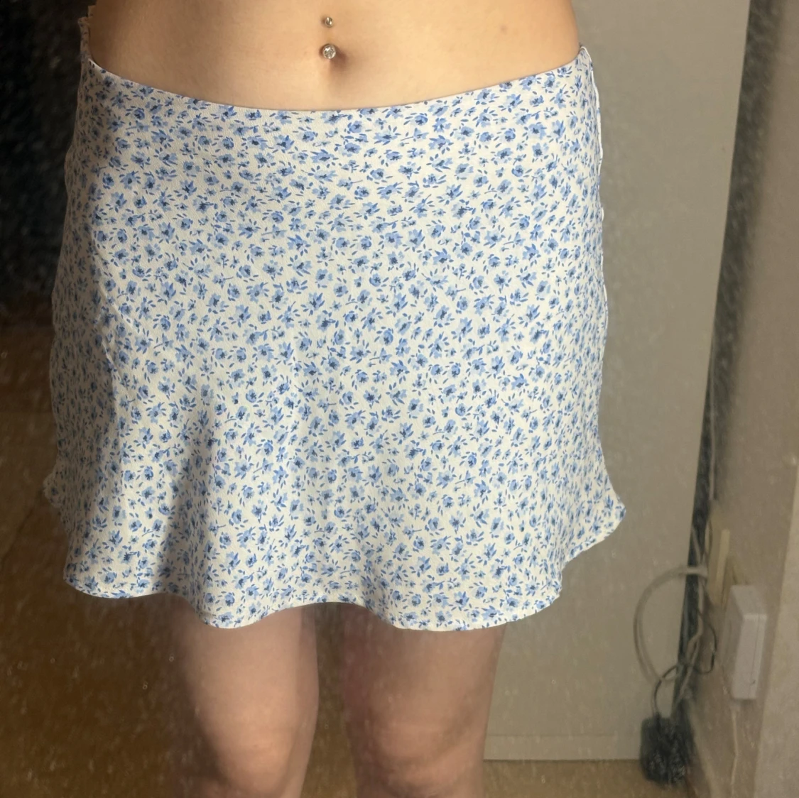 Vit kortkjol med blått blommönster