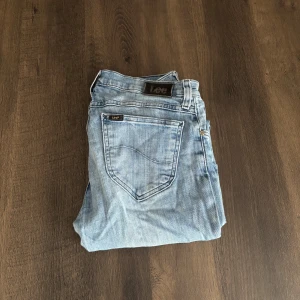 Lee jeans  - Säljer dessa snygga ljusblå Lee jeansen | Dem är i bra skick | storlek W30 L33 |                                            Tveka inte på att skriva vid ytterligare frågor😀