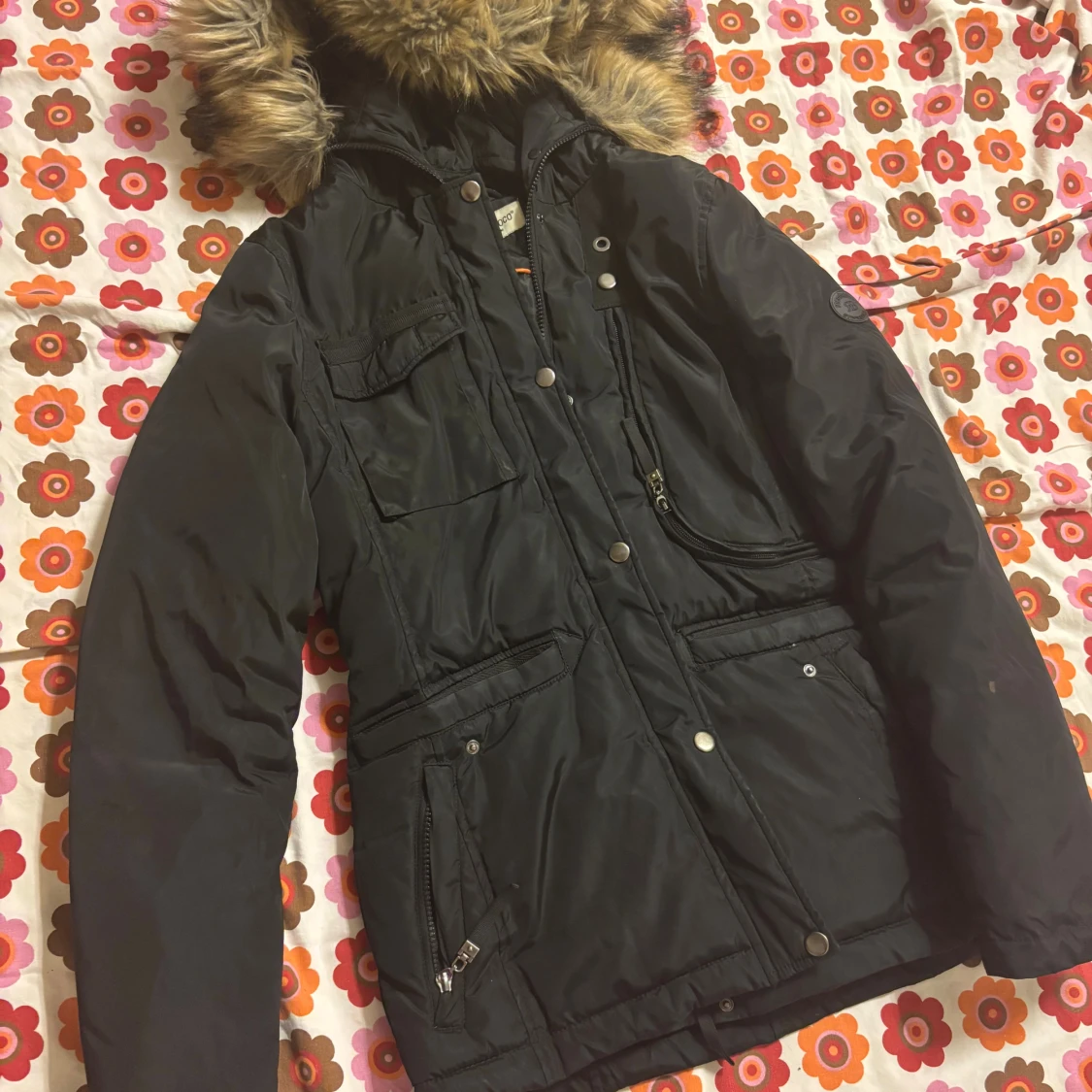 Svart parkasjacka med fuskpäls - 2