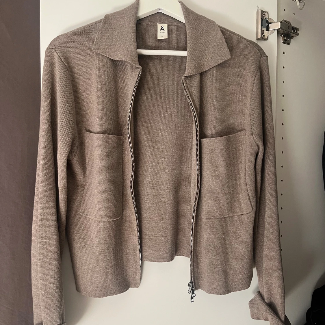 Beige stickad kofta med dragkedja