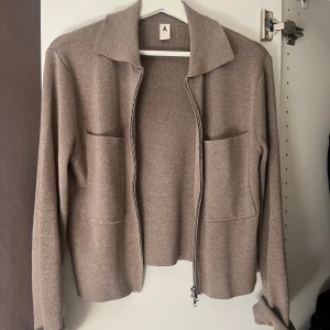 Beige stickad kofta med dragkedja - Knappt använd