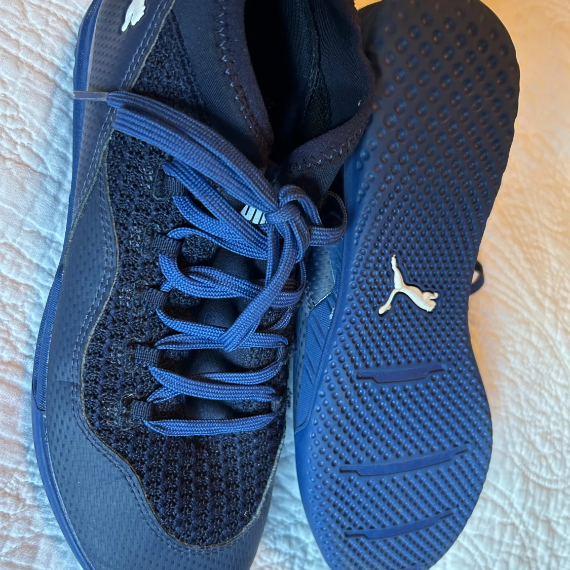 Blå sneakers från Puma med stickad ovandel - 1