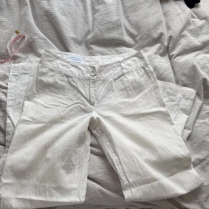 Vita linnebyxor från Clockhouse - Snygga vita linnebyxor från Clockhouse med vida ben och normal passform. Byxorna har klassisk midja, knapp och dragkedja framtill samt två bakfickor. Perfekta för en fräsch och avslappnad look. Storlek xs/s  Midjemått: 35cm / Grenlängd: 21cm / Innerbenslängd: 81cm. 
