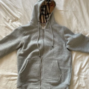Burberry zip hoodie  - Helt oanvänd tröja då den inte passa mig. Storlek L men passar även M. 