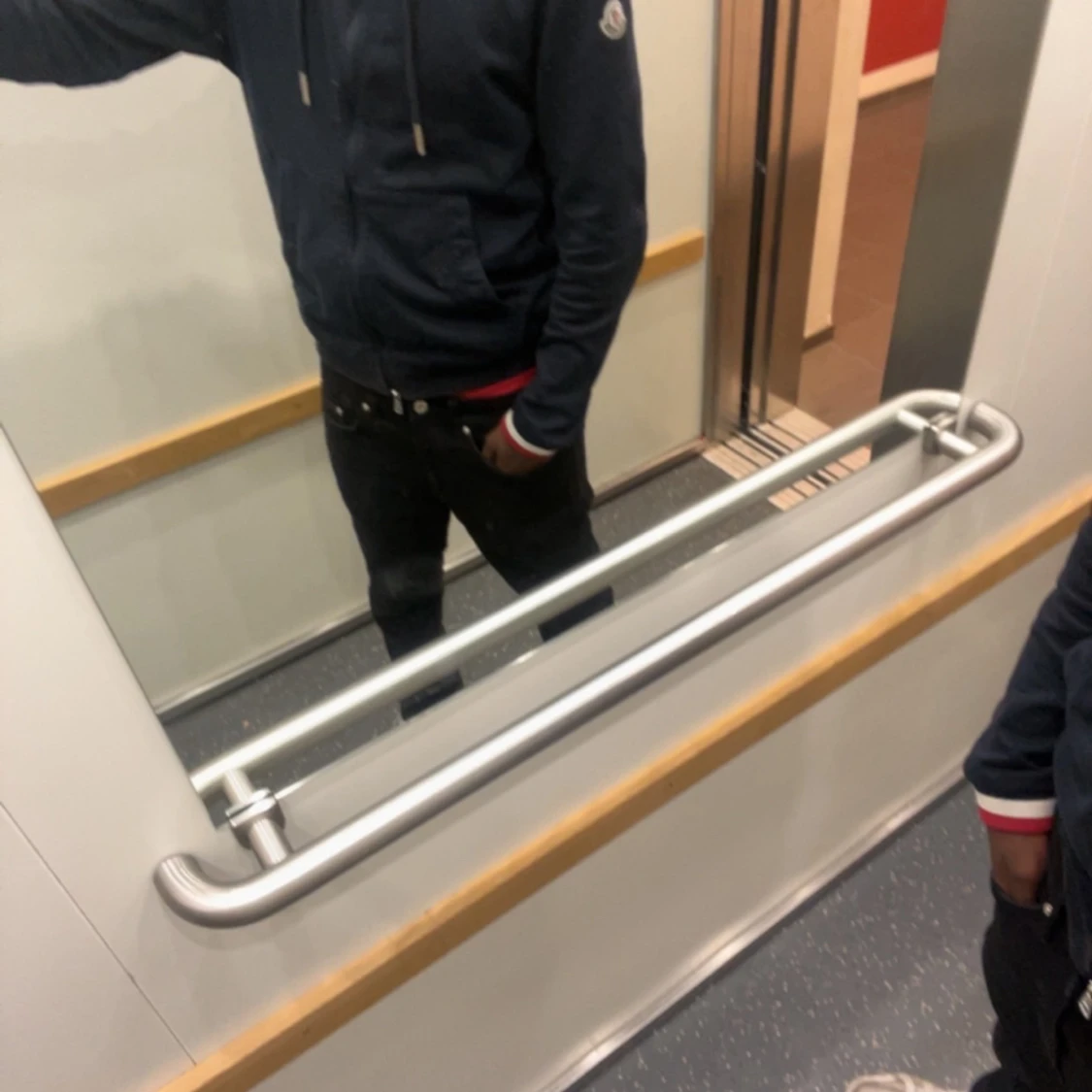 Mörkblå hoodie från Moncler