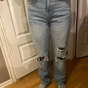 Ljusblå jeans med hål - Säljer ett par ljusblå jeans med raka jeans och några hål från gina tricot.😊