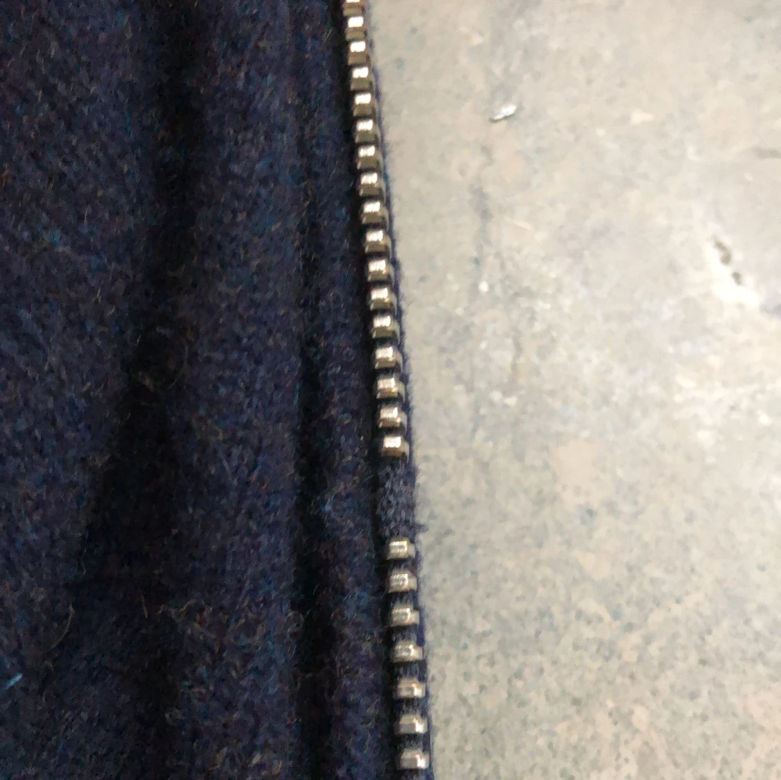 Mörkblå hoodie i kashmir från Sayless - 4