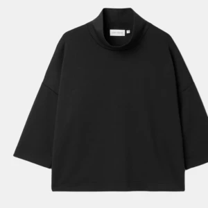 Svart polotröja med boxig passform - Minimalistisk svart polotröja från Carin Wester med boxig och loose passform. Tröjan har trekvartsärmar och hög krage, perfekt för lager-på-lager. Tillverkad i mjuk bomull som känns skön mot huden. Enkel att styla till både jeans och kjol.